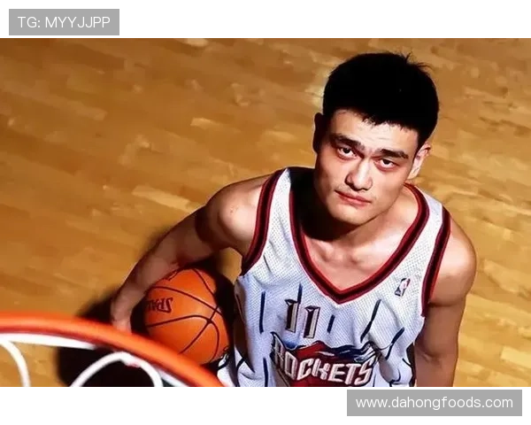 小黑化身篮球巨星姚明展现惊人身高与魅力的精彩瞬间